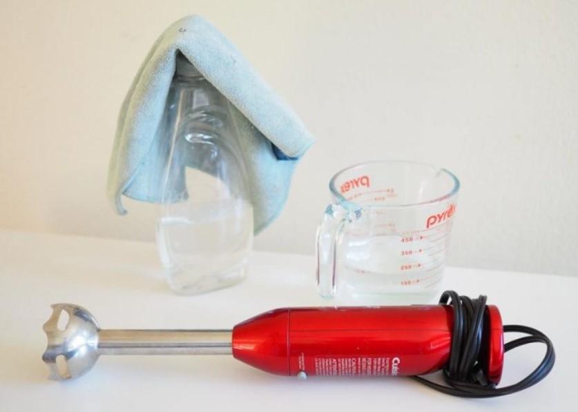 immersion blender with a towel to wipe it